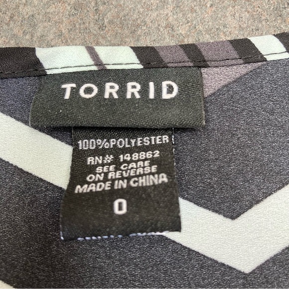 Torrid Size 0 Black, Mint & Grey Chevron Button Back Top - Picture 2 of 9